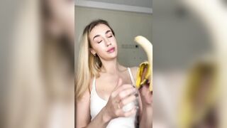 How Ukrainian girls eat a banana